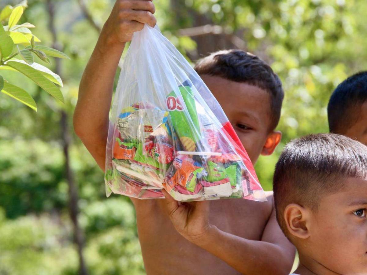Con dulces que llegan al corazón, EL HERALDO y sus lectores alegran a los niños del Corredor Seco