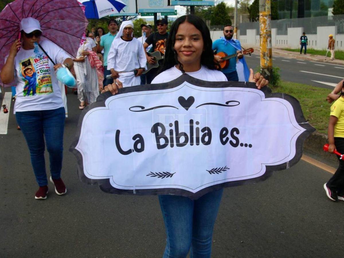 Carrozas, cantos y fe: así se desarrolla el Día Nacional de la Biblia en Tegucigalpa