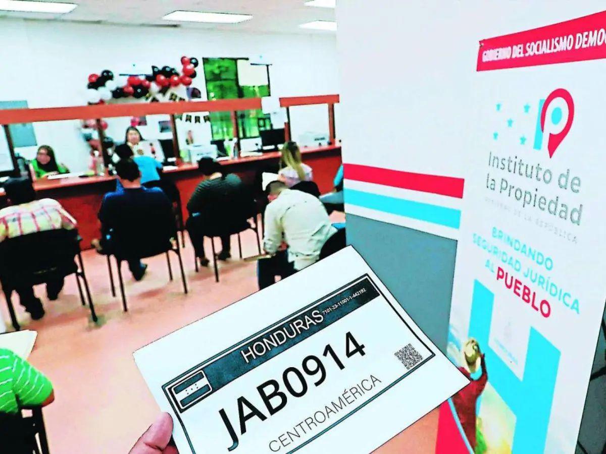 Más de dos años sin placas: ¿Qué planes tiene el nuevo gobierno para cubrir la mora?