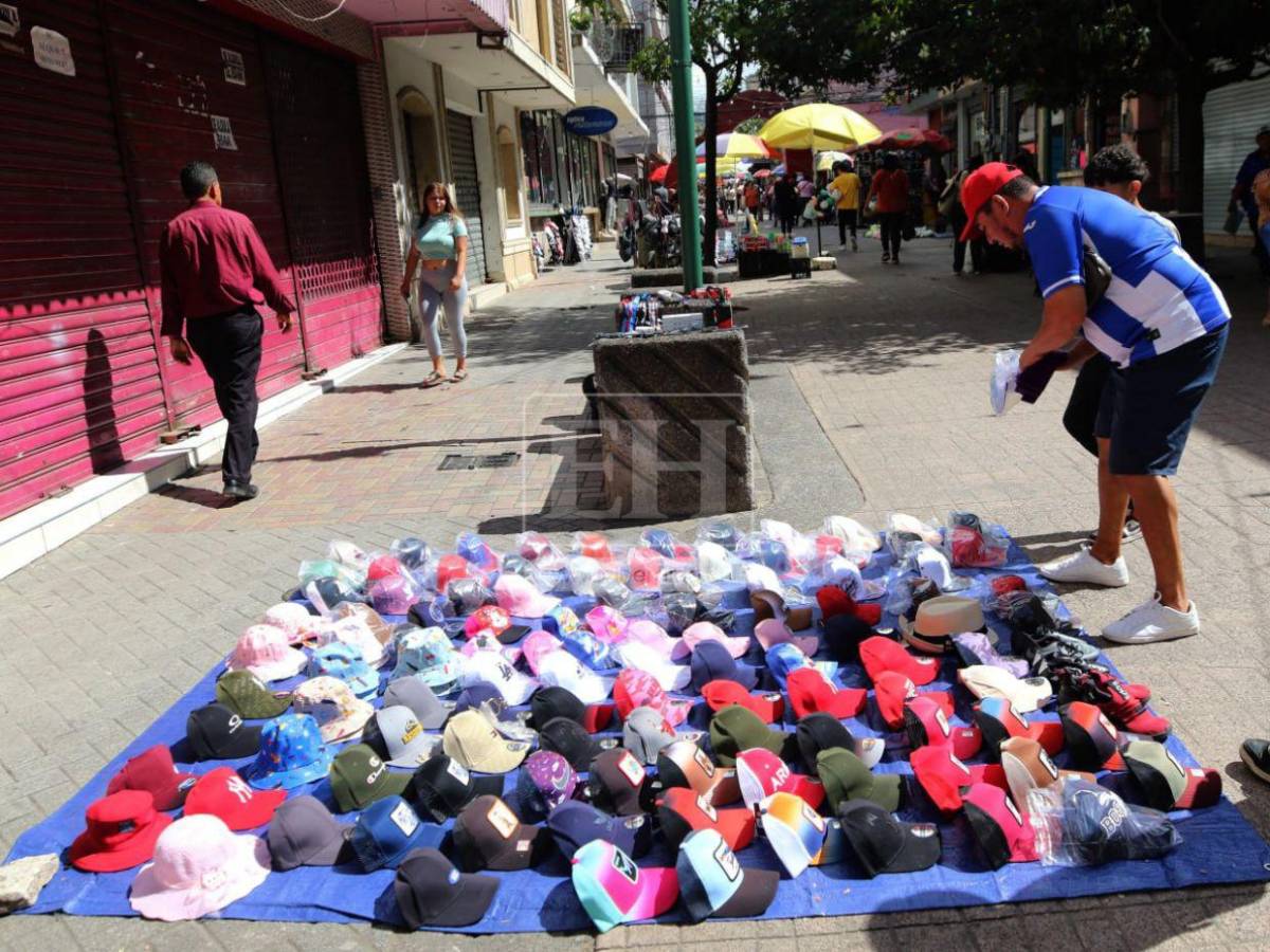 Paseo Liquidámbar: lleno de comerciantes y compradores en esta temporada navideña
