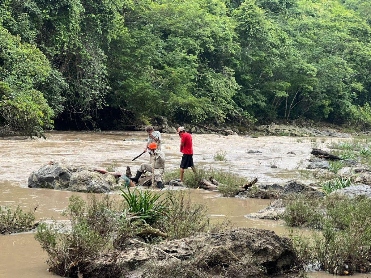Aves de rapiña lo devoraban: rescatan cuerpo en estado de descomposición del río Chamelecón