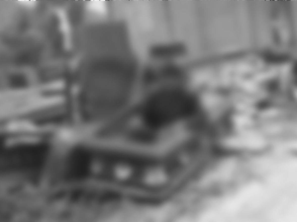 Sentado sobre su propia tumba encuentran cadáver en cementerio de Brasil