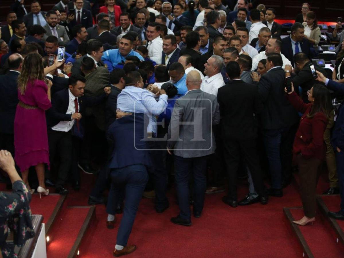Zafarrancho en el CN: diputados se van a los empujones por destitución de Johel Zelaya