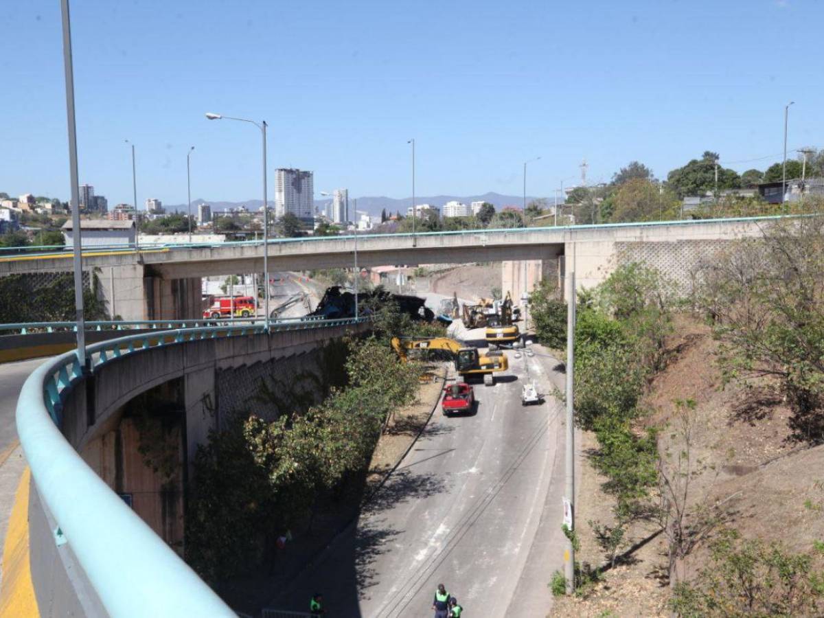 Así avanza la demolición de la rampa del puente Juan Manuel Gálvez tras colapsar