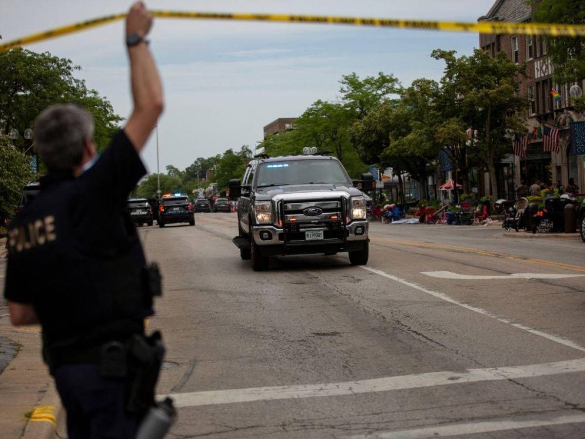 Al menos 6 muertos en tiroteo en desfile de independencia en Chicago