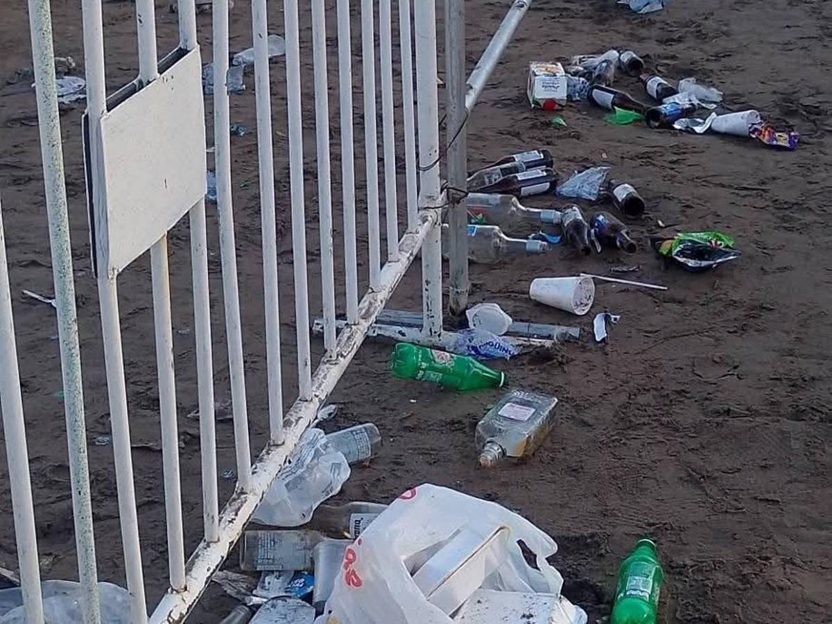 Como basurero: así amaneció la playa El Porvenir, en Puerto Cortés
