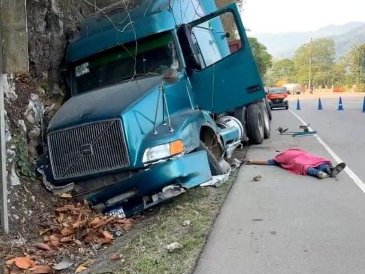 El vehículo impactó contra el paredón.