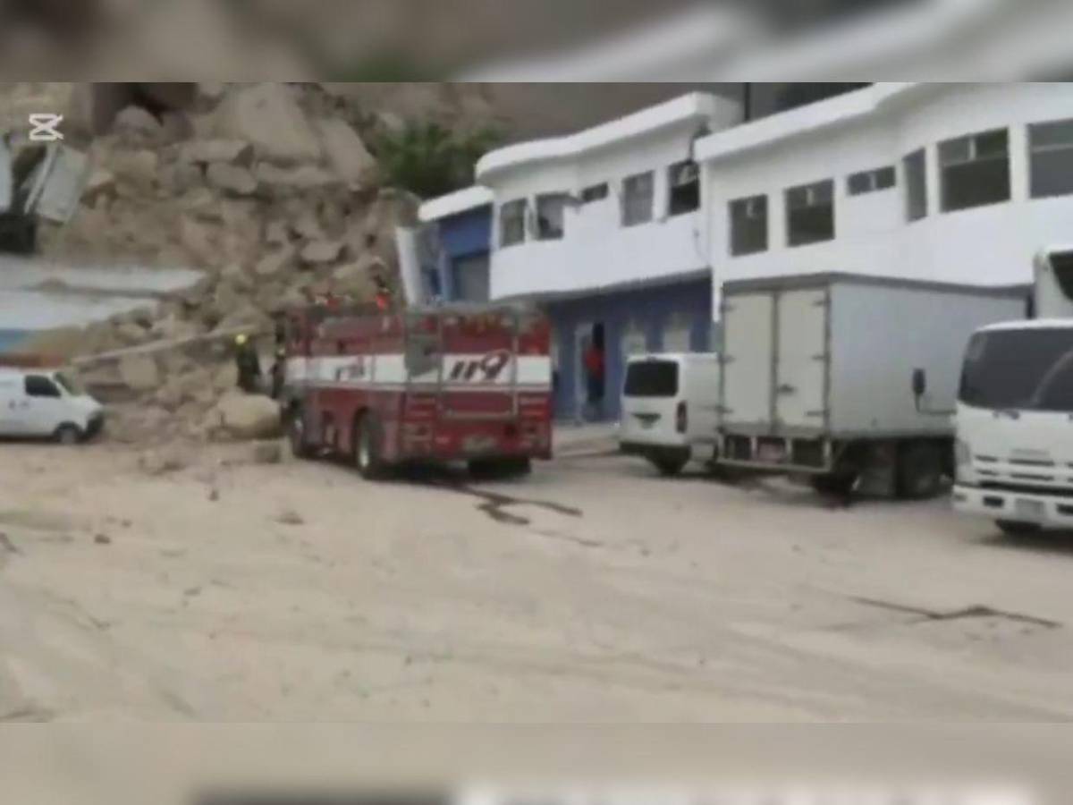 Las primeras imágenes del alud de tierra que destruyó bodegas en el anillo periférico