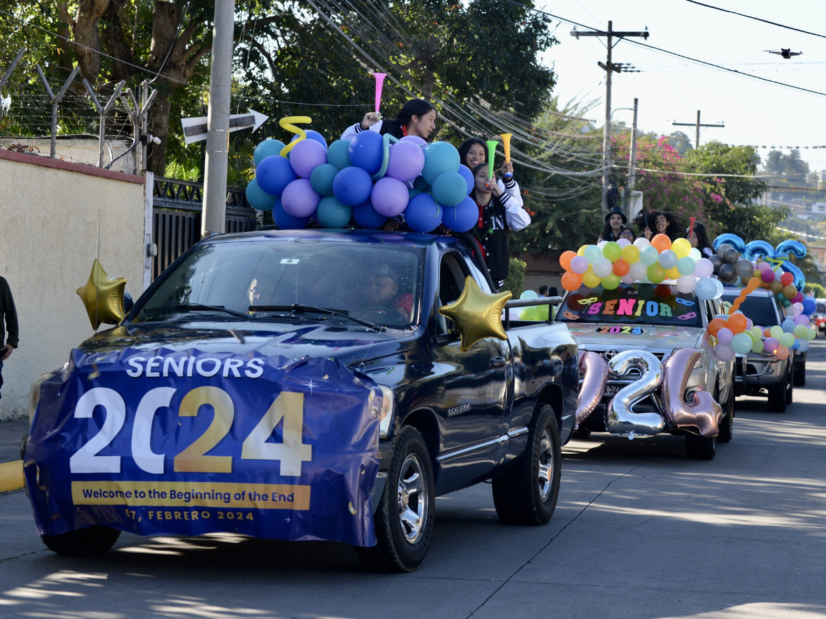En las afueras de la institución educativa, los vehículos decorados con temática de carnaval de Brasil, se convirtieron en un mirador para hacer postales del recuerdo.