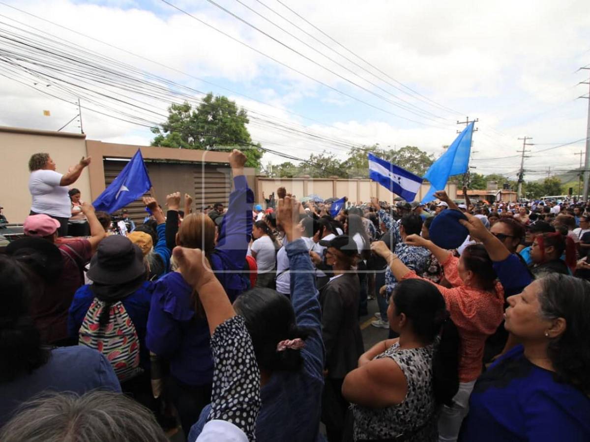 Militantes del Partido Nacional llegan a la CSJ a respaldar a Juan Orlando Hernández
