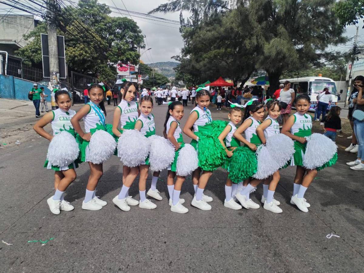 Las bellas palillonas y pomponeras que amenizaron los desfiles de educación básica 2025