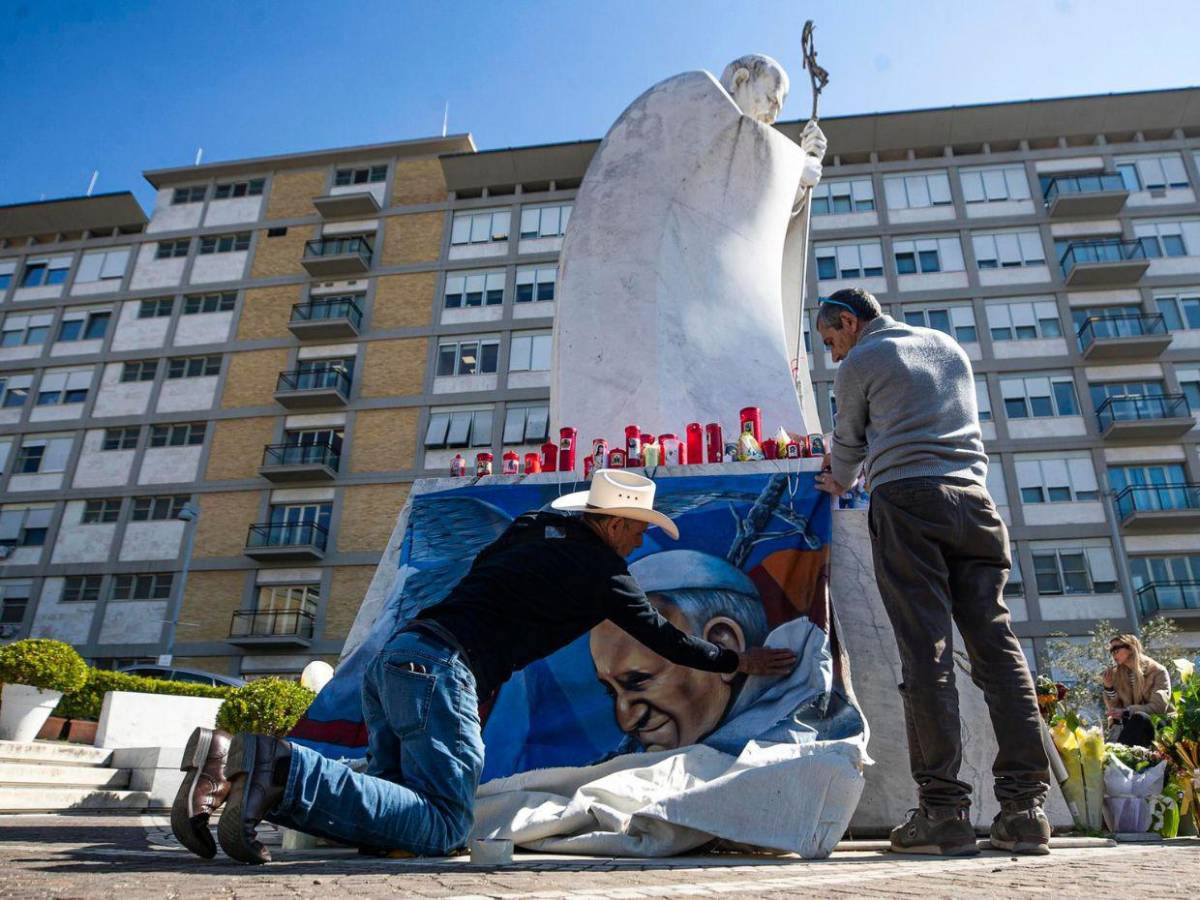 Fieles rezan frente hospital donde está el papa Francisco, que se mantiene estable