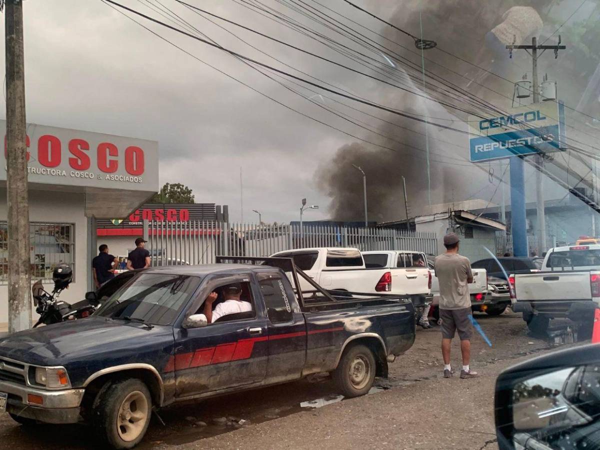 En fotos: voraz incendio afecta bodegas de llantas en Tocoa, Colón