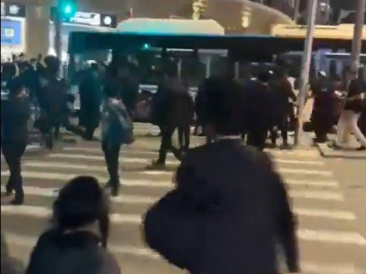 Conductor de autobús atropella a judíos ortodoxos durante masiva protesta en Jerusalén