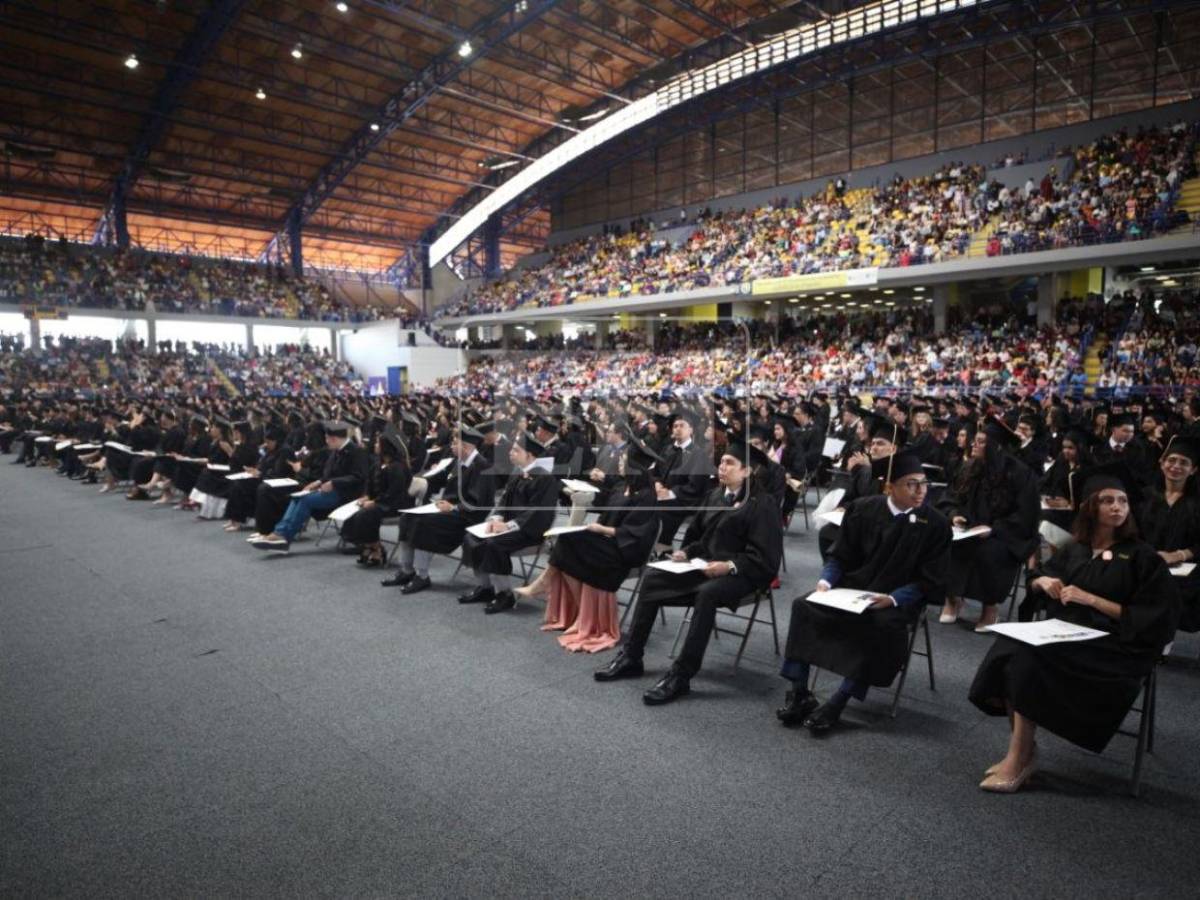 Tras años de esfuerzo, más de mil estudiantes reciben su título en la UNAH