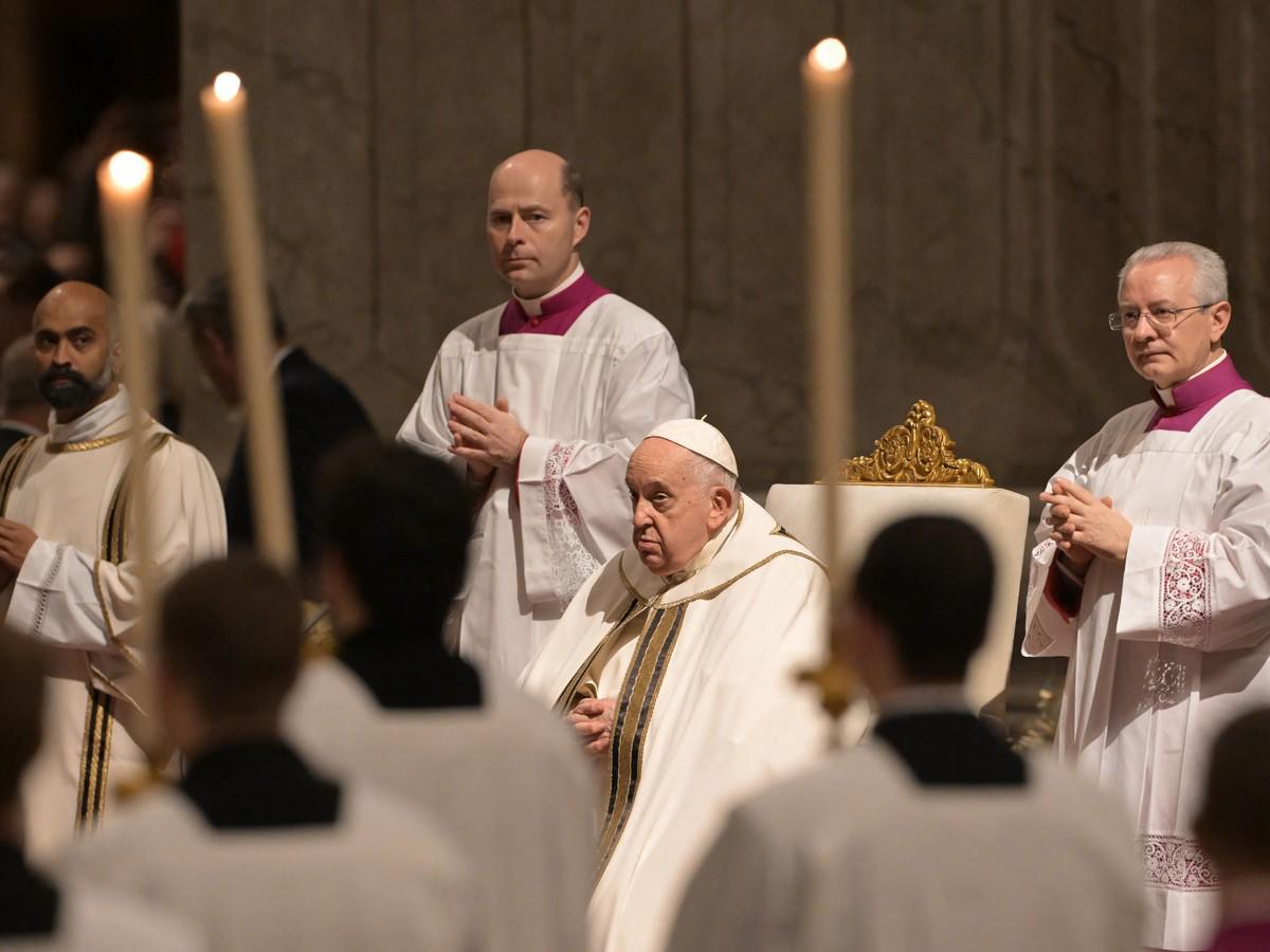 El Papa Francisco dirige la misa de Nochebuena en la Basílica de San Pedro en el Vaticano el 24 de diciembre de 2023.