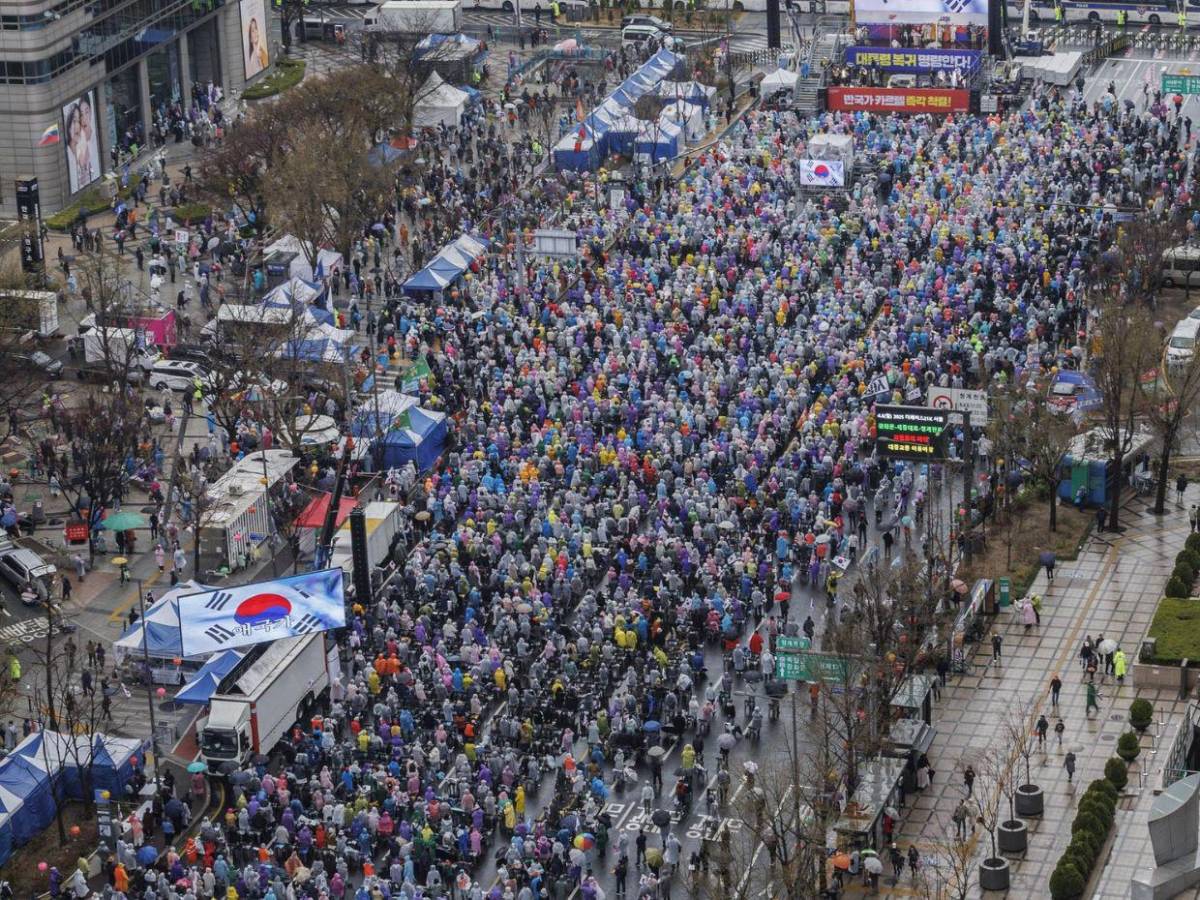 Más de 18 mil protestantes en contra de la destitución del presidente Yoon Suk-yeol Más de 18 mil protestantes en contra de la destitución del presidente Yoon Suk-yeol