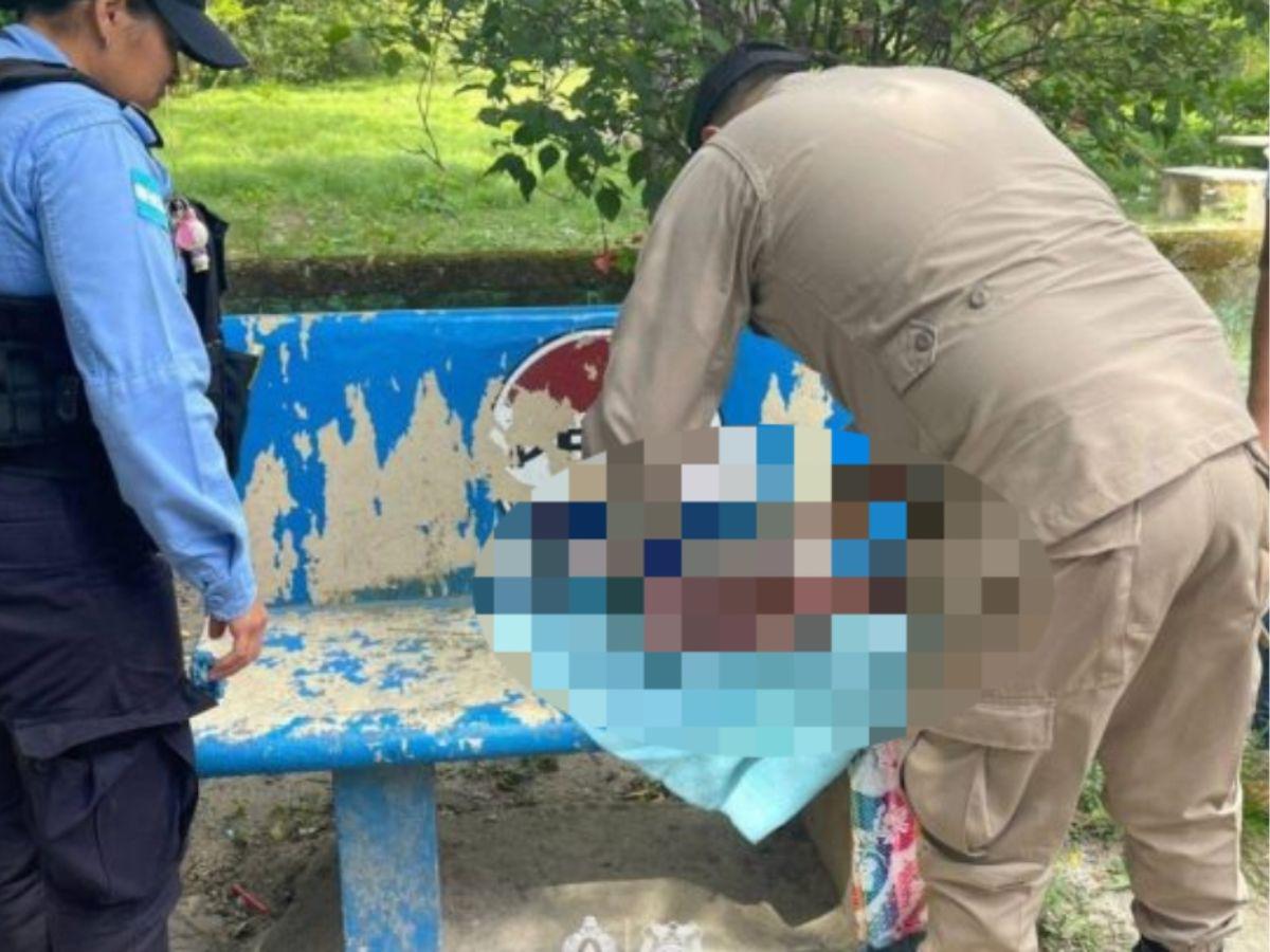 Lo abandonaron en una banca: rescatan a bebé con el cordón umbilical en Choloma