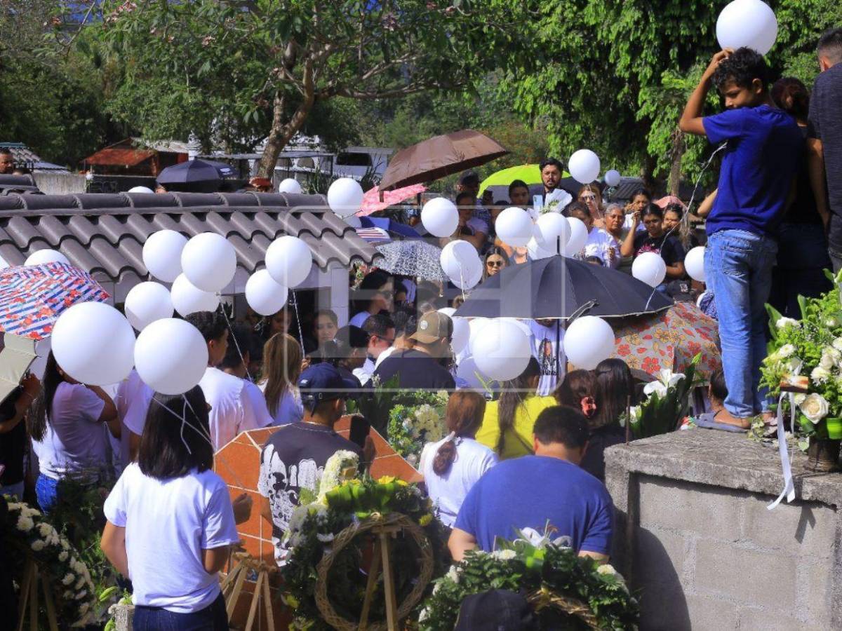 Entre fotos, globos blancos y alabanzas, así fue la sentida despedida de Hernán Martínez