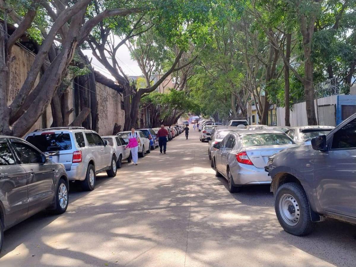 Inspeccionan vehículo de Miguel Salgado, médico que fue asesinado en Lomas del Diamante