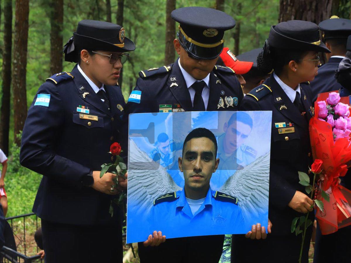 Con el rostro desconsolado: el triste adiós de la madre del policía Kevin Pérez en su entierro