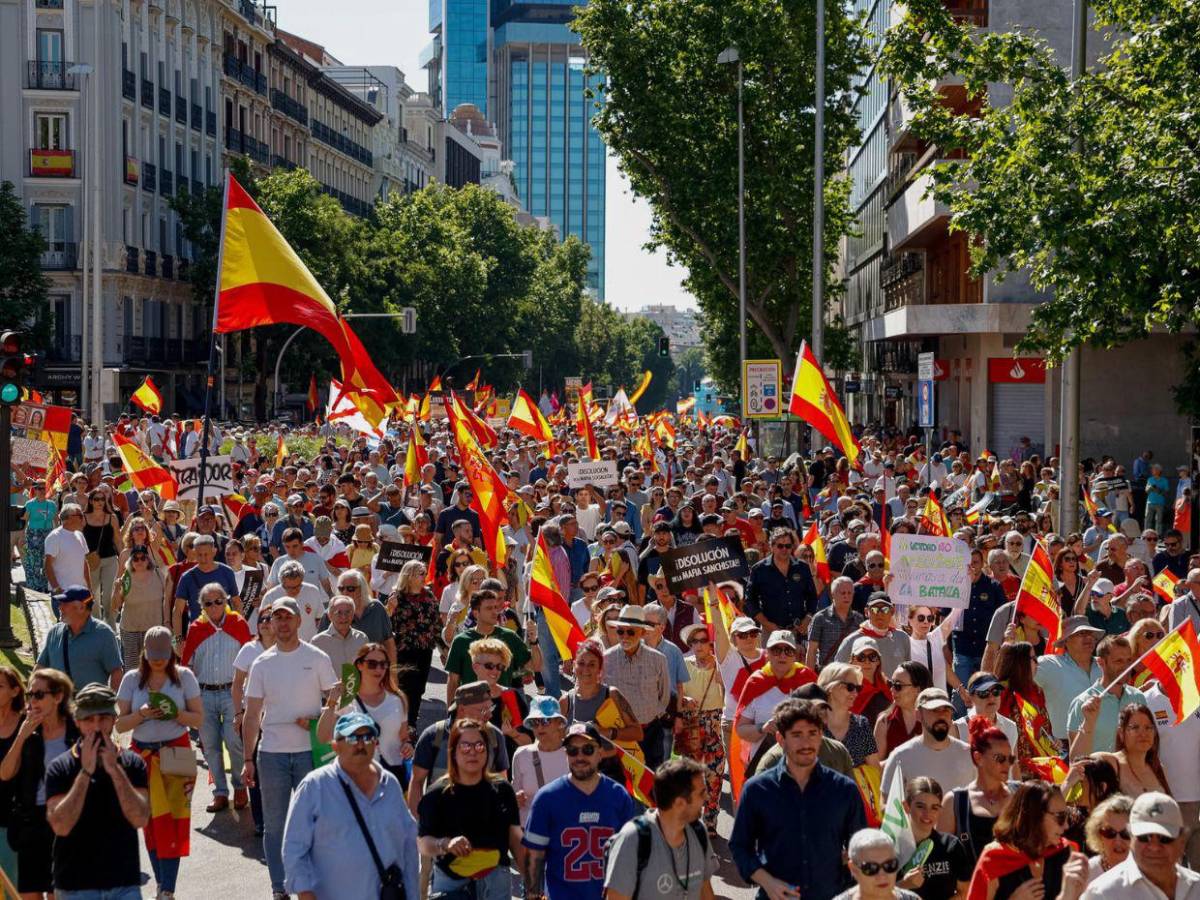No es un gobierno, es una mafia: Manifestantes piden la dimisión del presidente Pedro Sánchez
