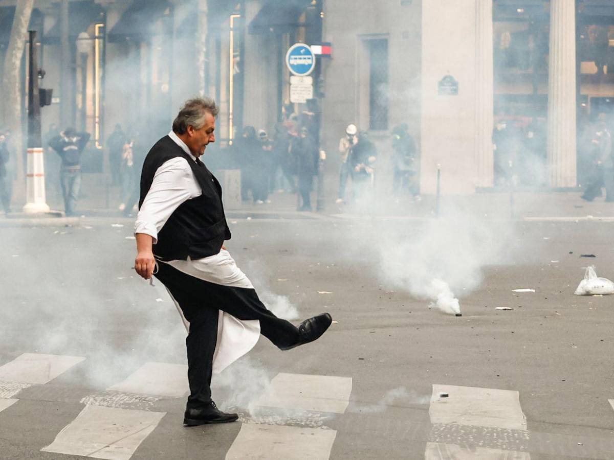 Francia anuncia toques de queda y Europa mira con inquietud la ola de disturbios