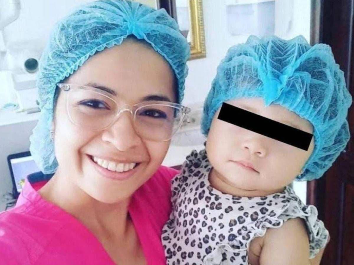 Esposada, con gorra y la mirada perdida: así llegó la odontóloga que mató a su bebé de tres años a la audiencia