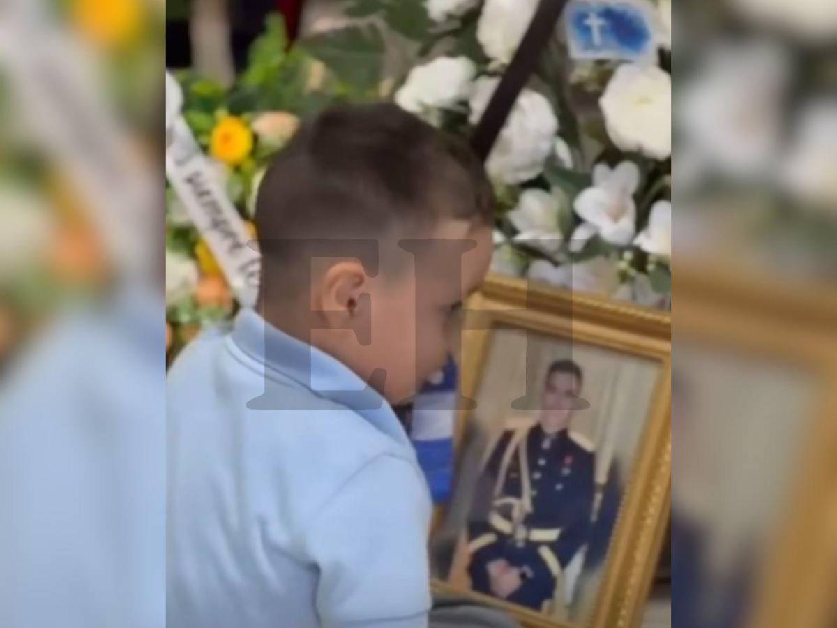 Jugando carritos en su ataúd y riendo con sus fotos: hijo despide al inspector Kevin Pérez