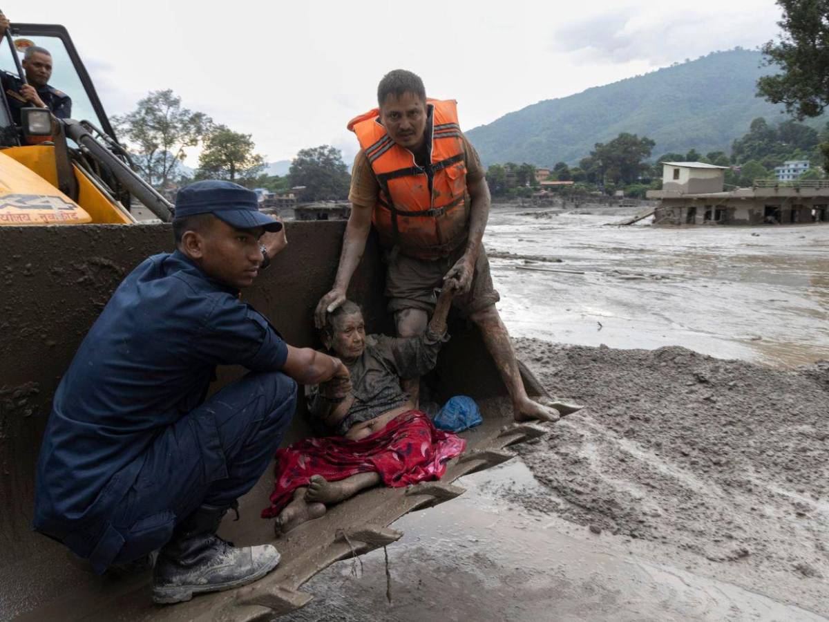 Mal tiempo y accesos afectados: se complica búsqueda de desaparecidos en China tras riada