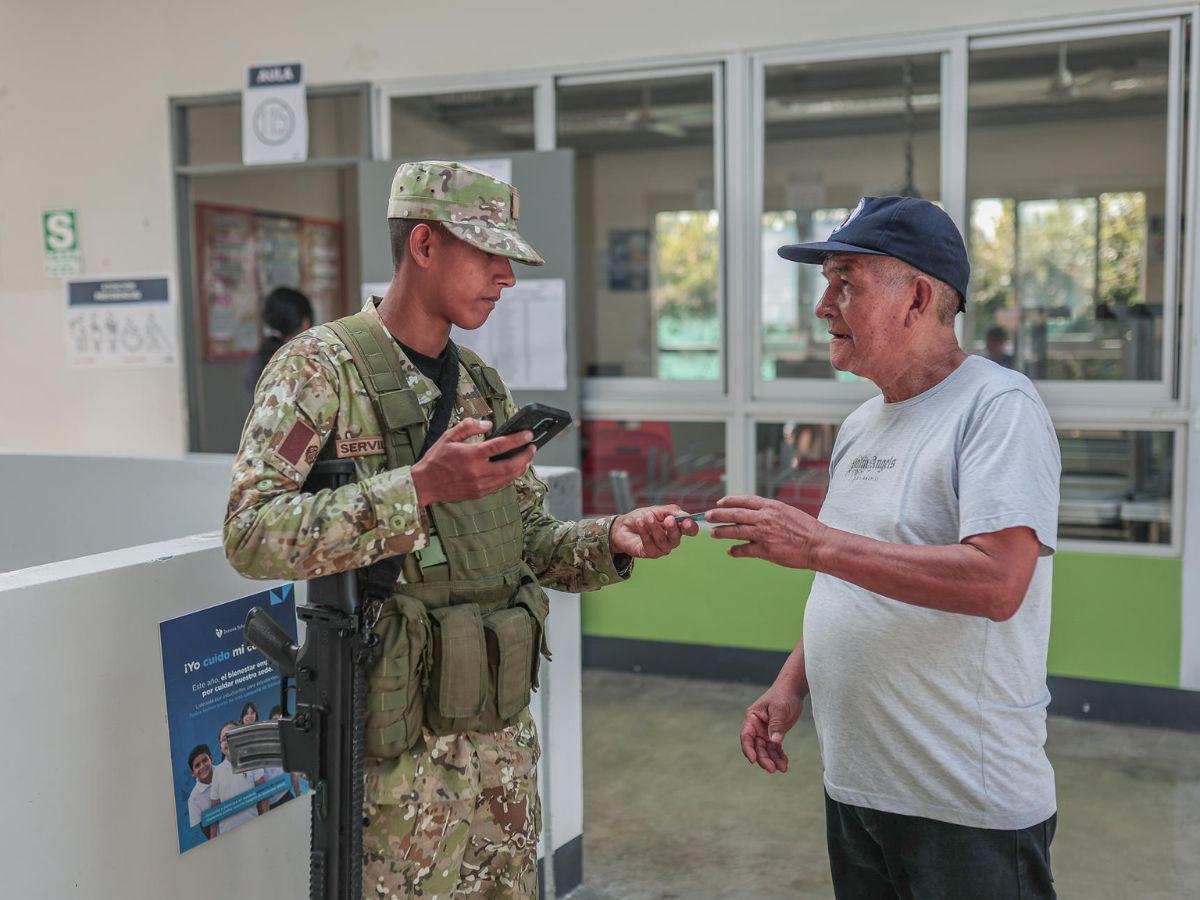 Así se desarrollan las elecciones en Perú: retrasos en mesas y largas esperas en centros de votación