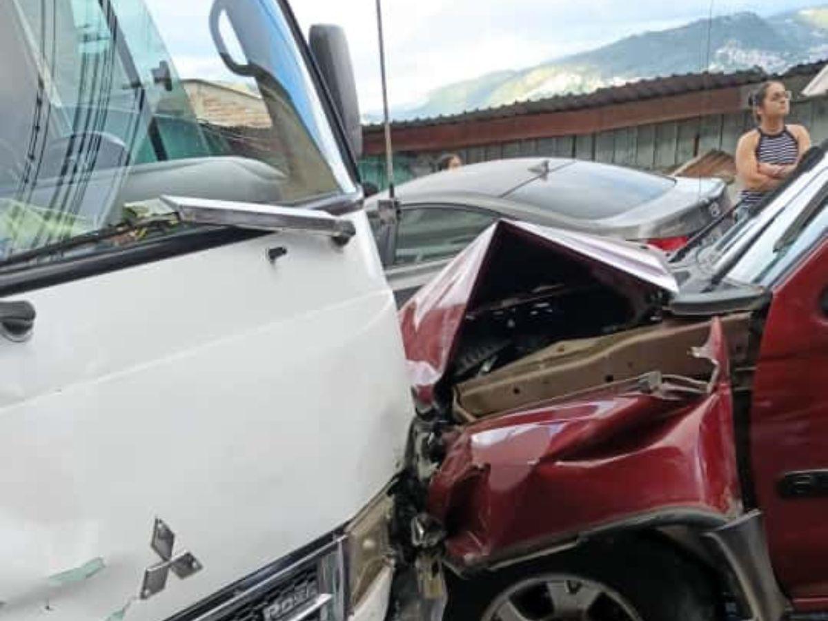 Tras “provocar” múltiple colisión, conductor intentó huir y murió al caer por unas gradas