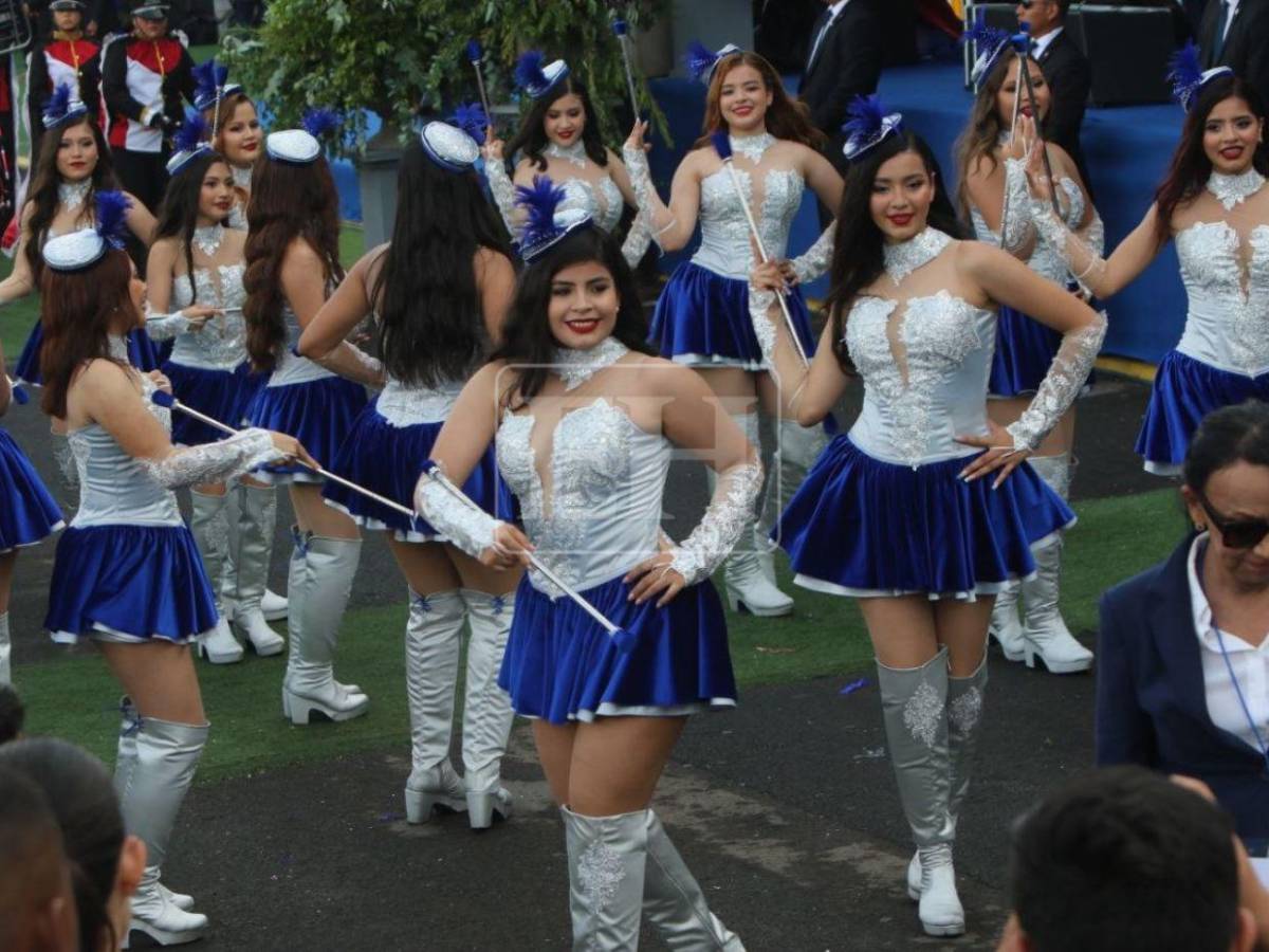 De trajes espectaculares a coreografías únicas: las palillonas que destacaron en los desfiles 2026