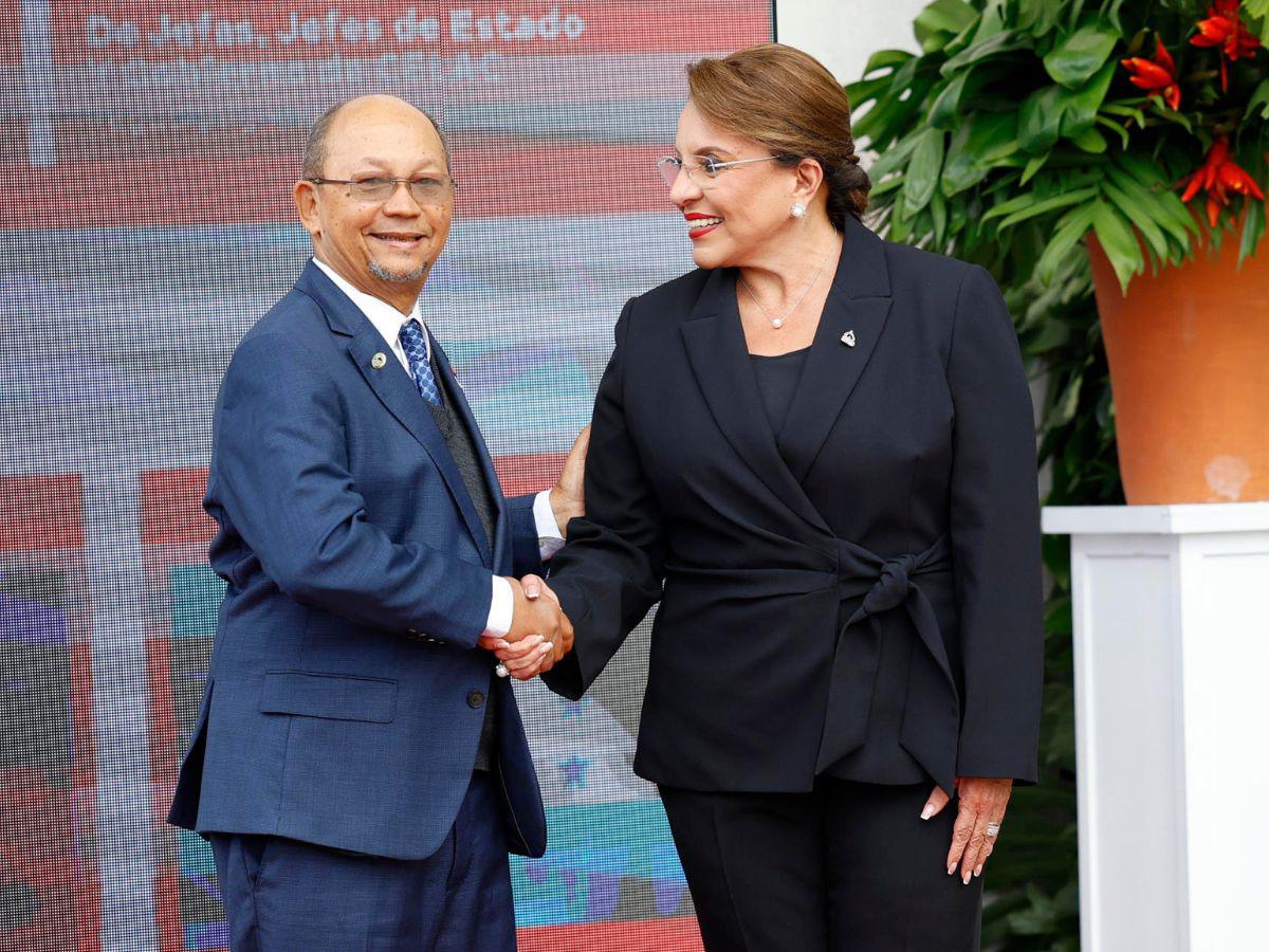 Besos y abrazos: Así dio la bienvenida Xiomara Castro a los presidentes en la Cumbre de la Celac