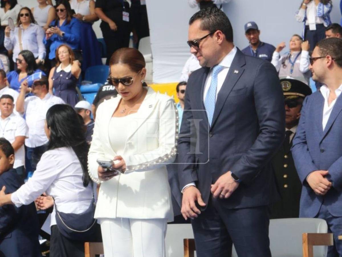 Tomás Zambrano y su esposa Yohana Lagos protagonizan romántico momento durante los desfiles patrios