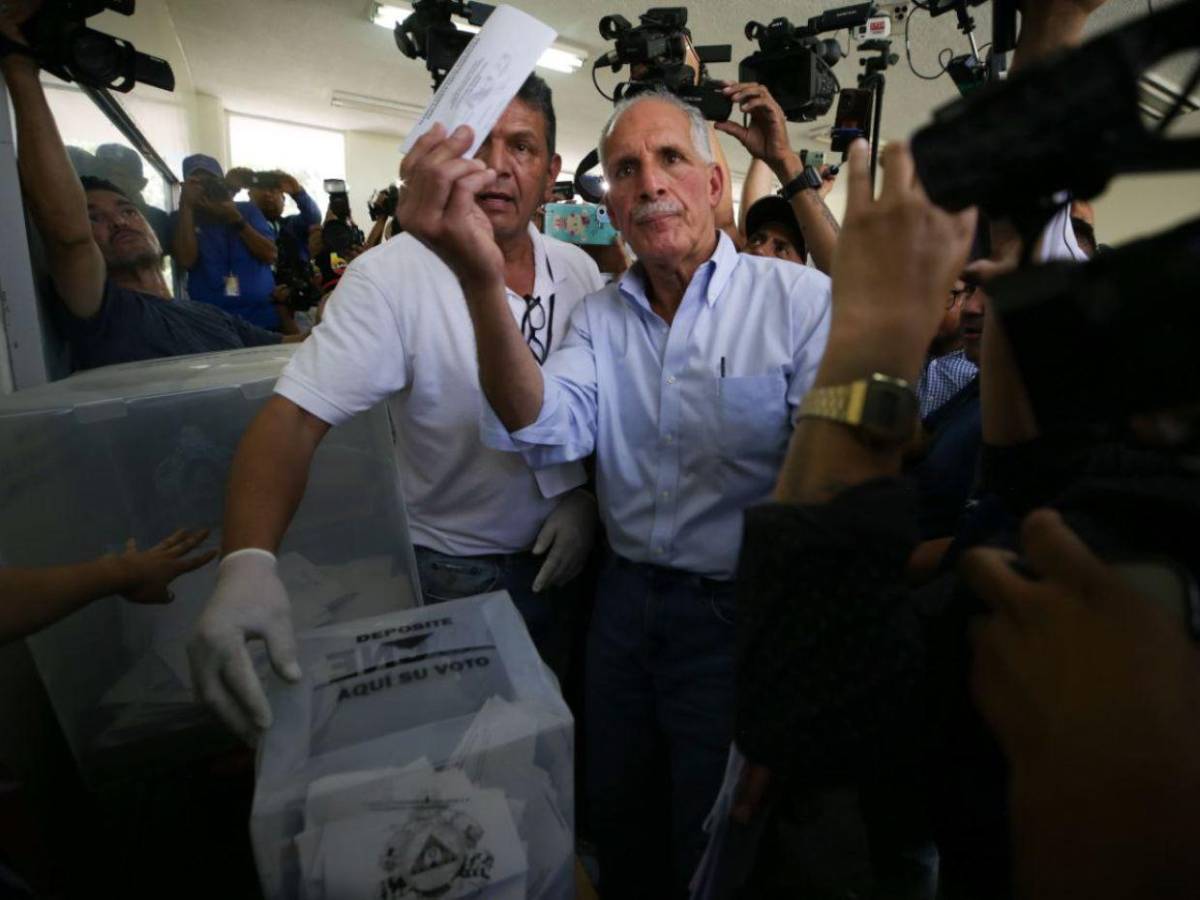 Nasry Asfura votó en la Universidad Pedagógica de la capital