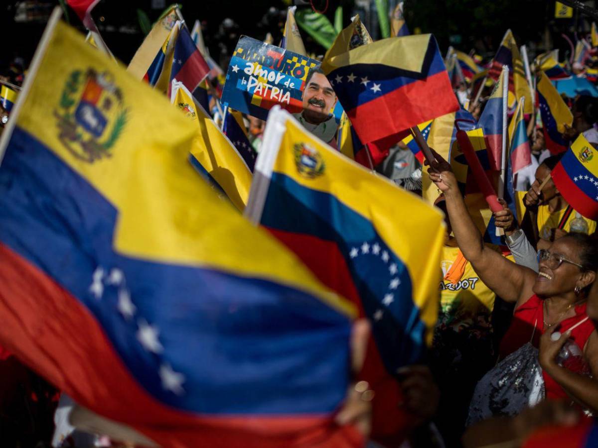 Chavistas marchan en Venezuela en respaldo a Maduro ante amenazas estúpidas de EE UU