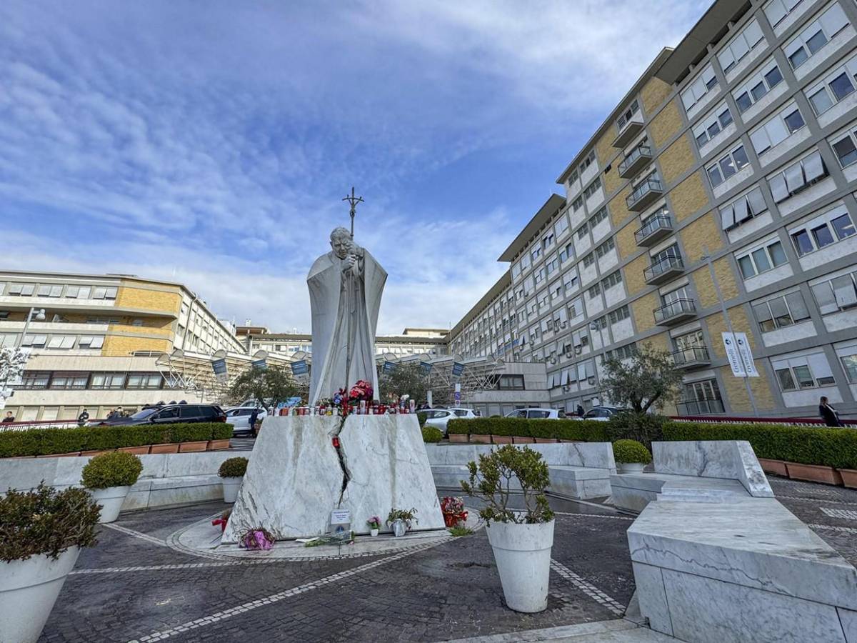 Con flores y velas frente a hospital, fieles improvisan altar por el papa Francisco