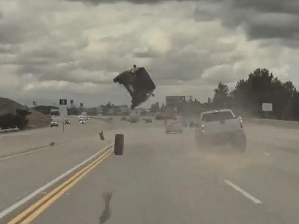 Vehículo sale volando al ser impactado por un neumático suelto en la autopista