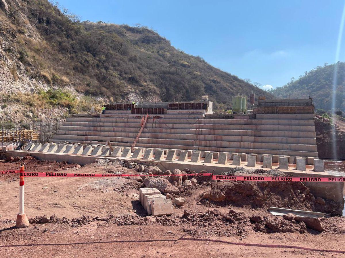 Alcalde Aldana regresa a la represa San José a supervisar obras