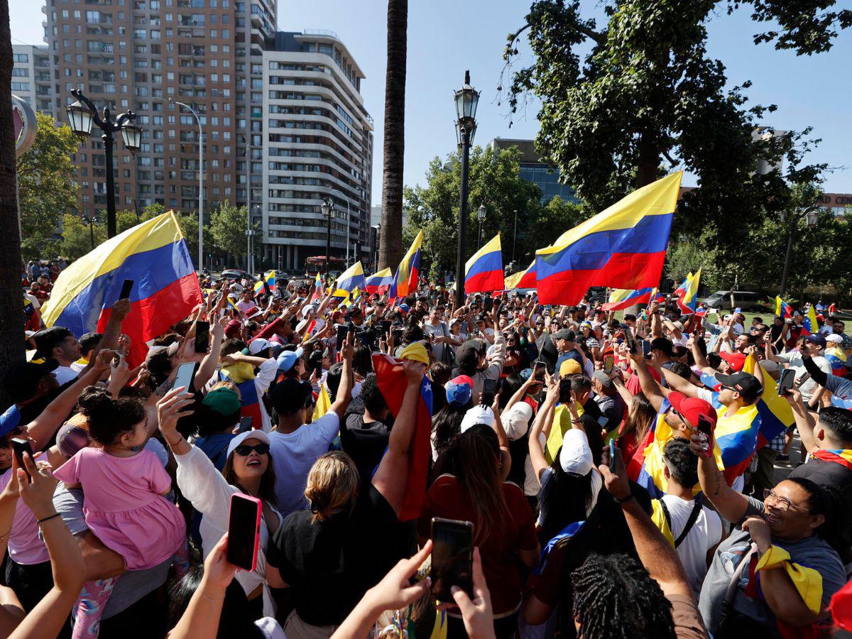 Abrazos y lágrimas: así festejan los venezolanos en las calles la captura de Nicolás Maduro