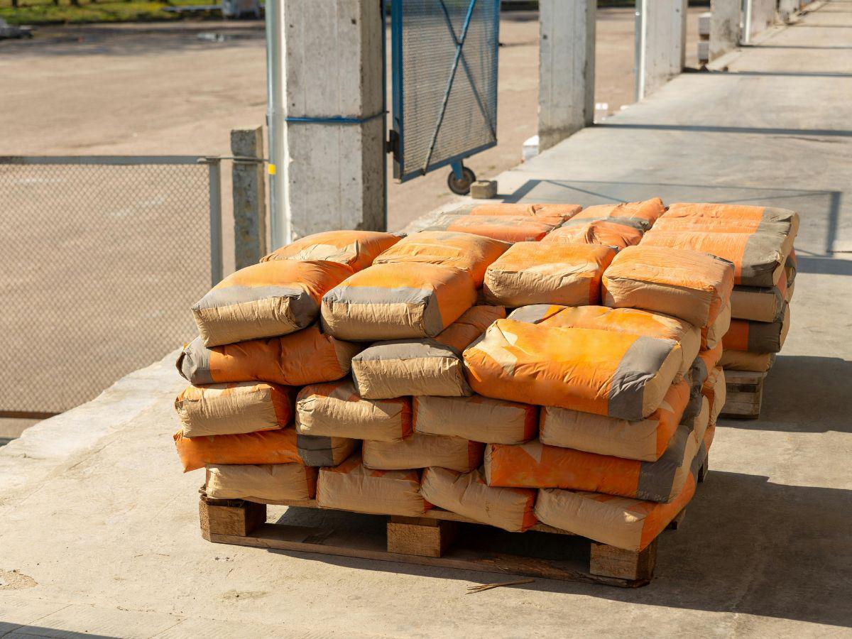 Calidad y precios: ¿Qué está pasando entre el gobierno y los productores de cemento en Honduras?