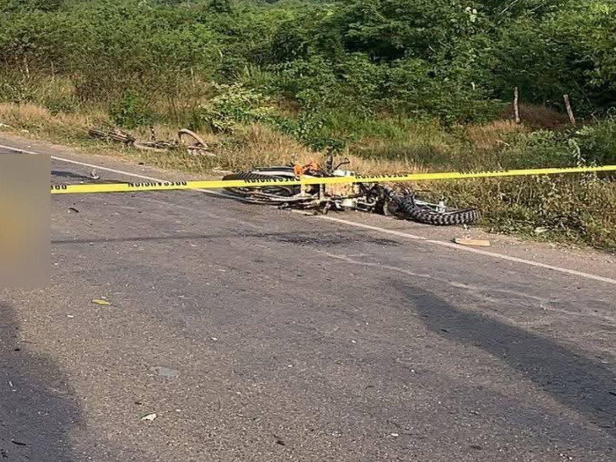 Padre e hijo mueren tras impactar con pick-up en Olanchito: las dolorosas imágenes