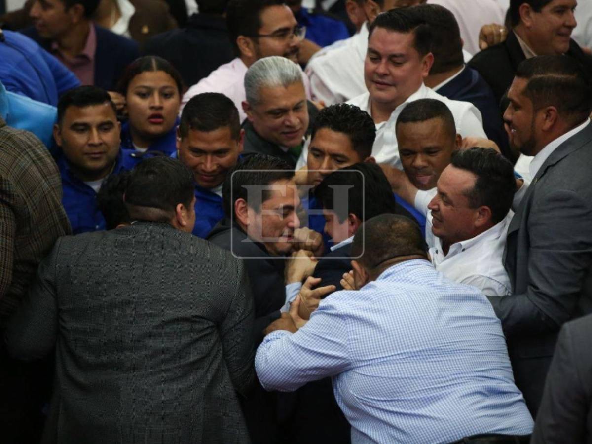 Zafarrancho en el CN: diputados se van a los empujones por destitución de Johel Zelaya