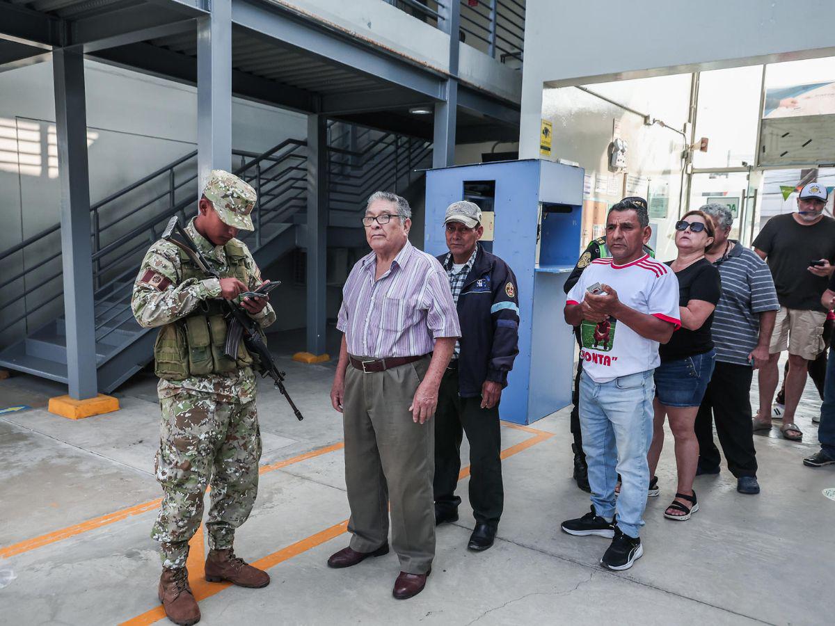 Así se desarrollan las elecciones en Perú: retrasos en mesas y largas esperas en centros de votación