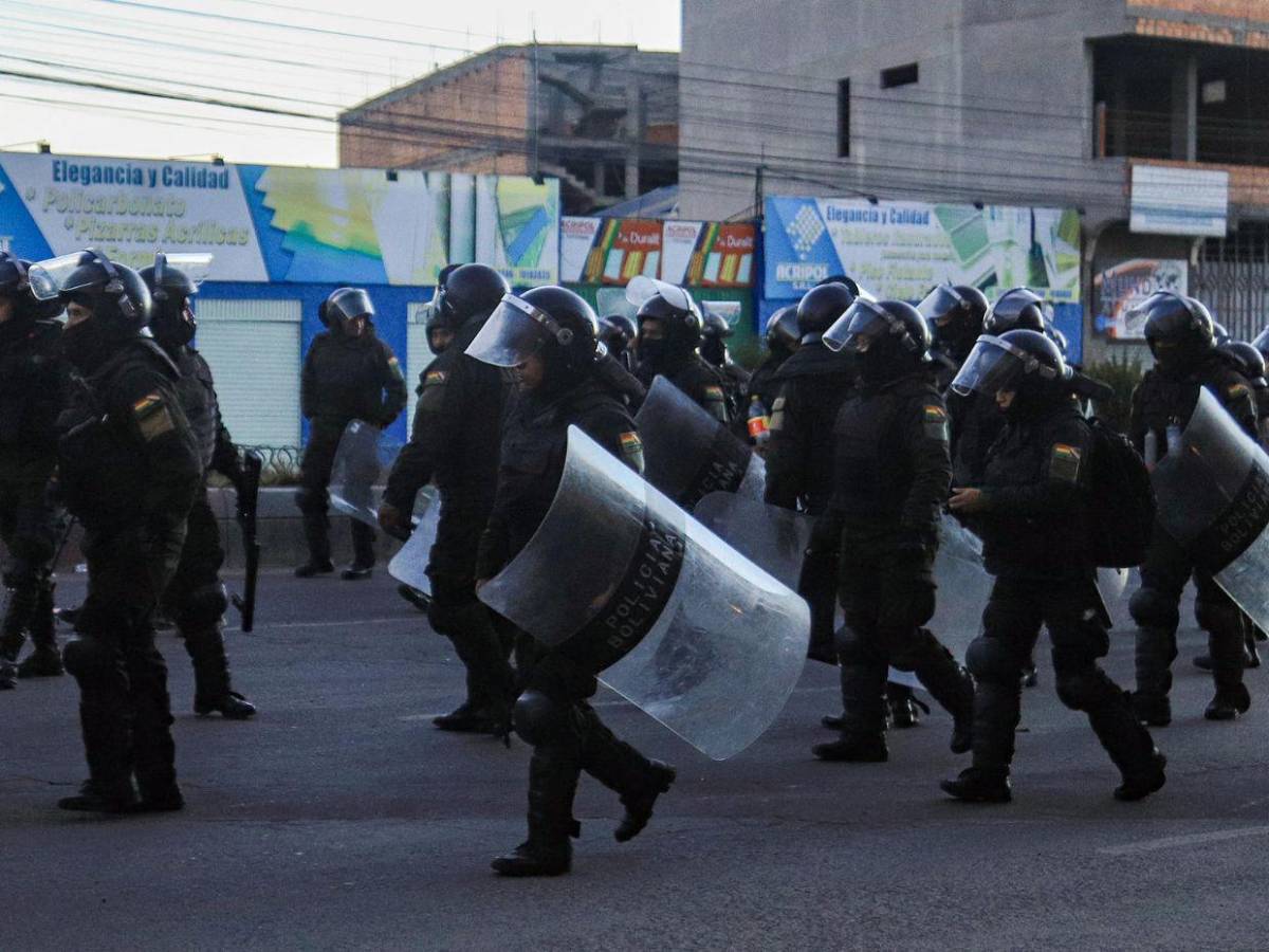 Militares y policías se repliegan tras despejar parcialmente carreteras de Bolivia