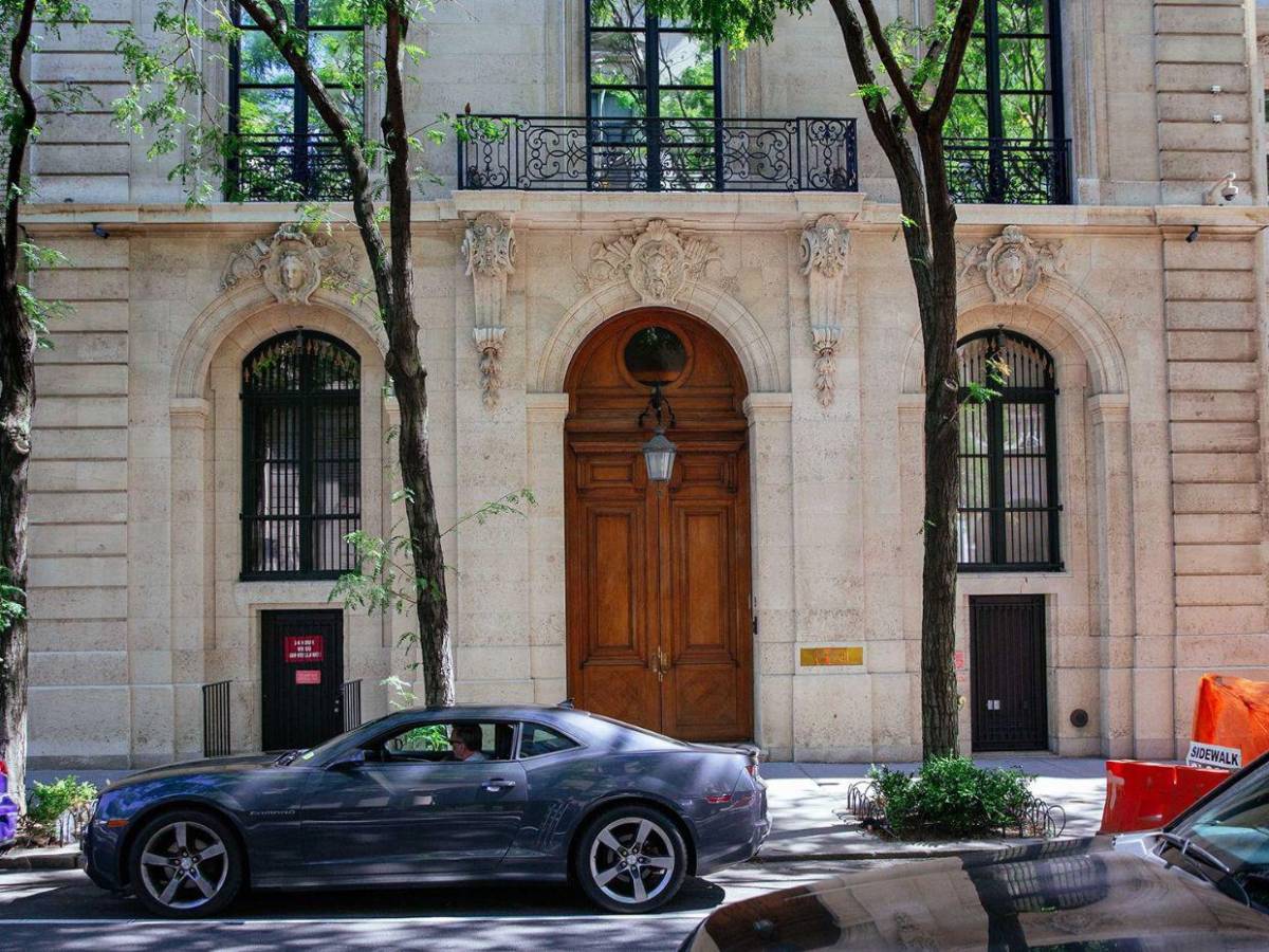 Vandalizan mansión de Jeffrey Epstein con mensajes de apoyo a Luigi Mangione Vandalizan mansión de Jeffrey Epstein con mensajes de apoyo a Luigi Mangione