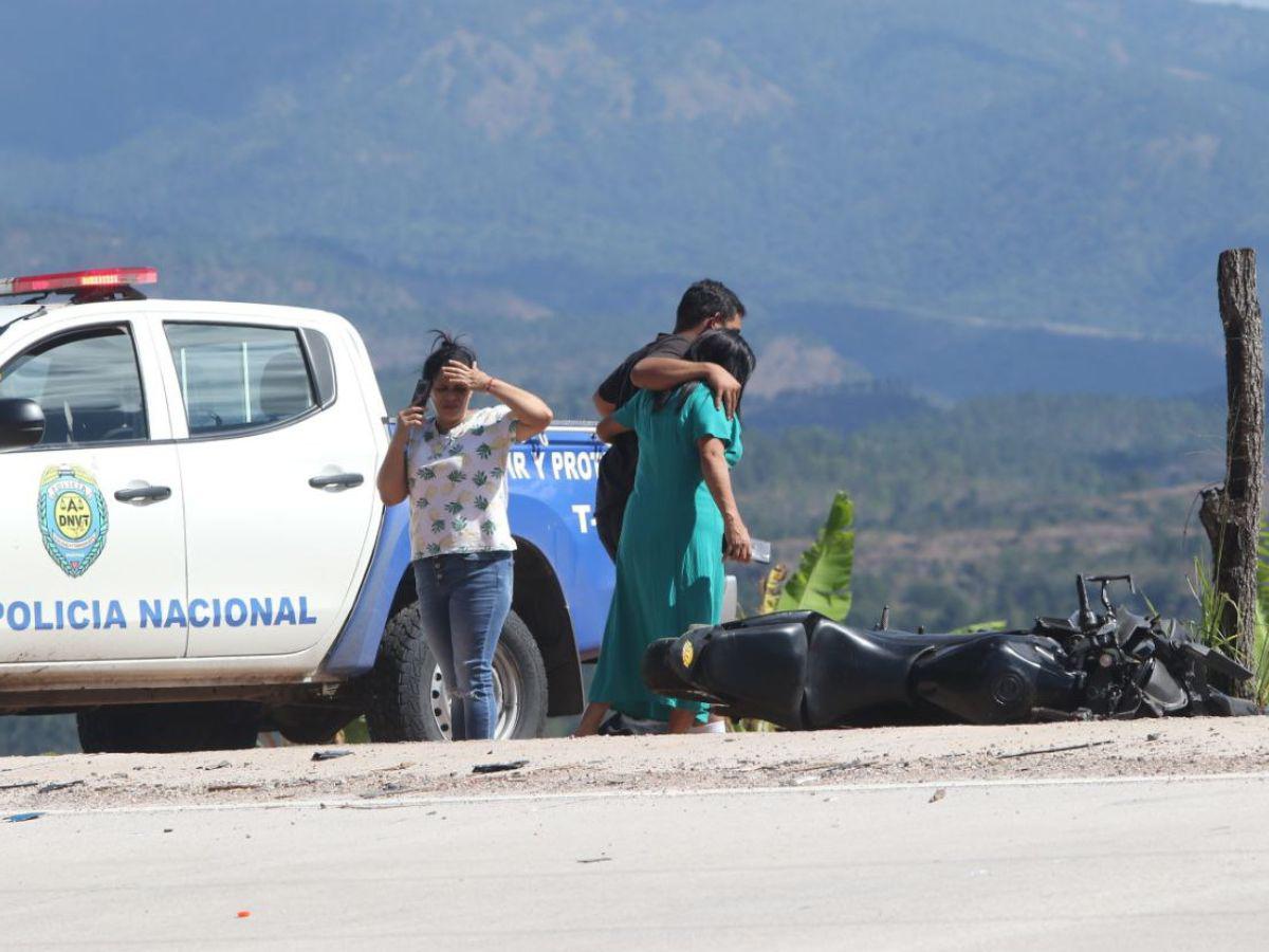 Imágenes del accidente de cuatro motocicletas que dejó un muerto en carretera a El Paraíso