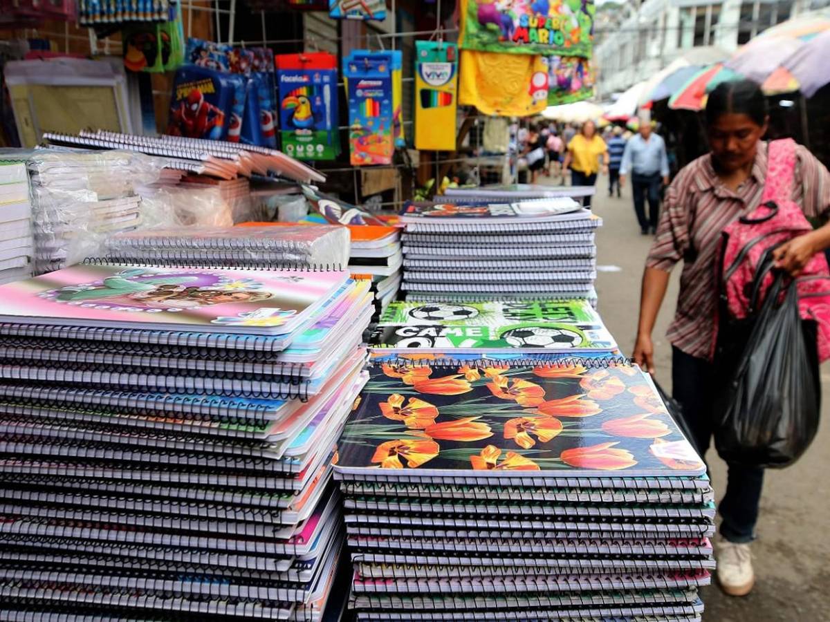 Uniformes y útiles escolares inundan mercados de Comayagüela a días del retorno a clases