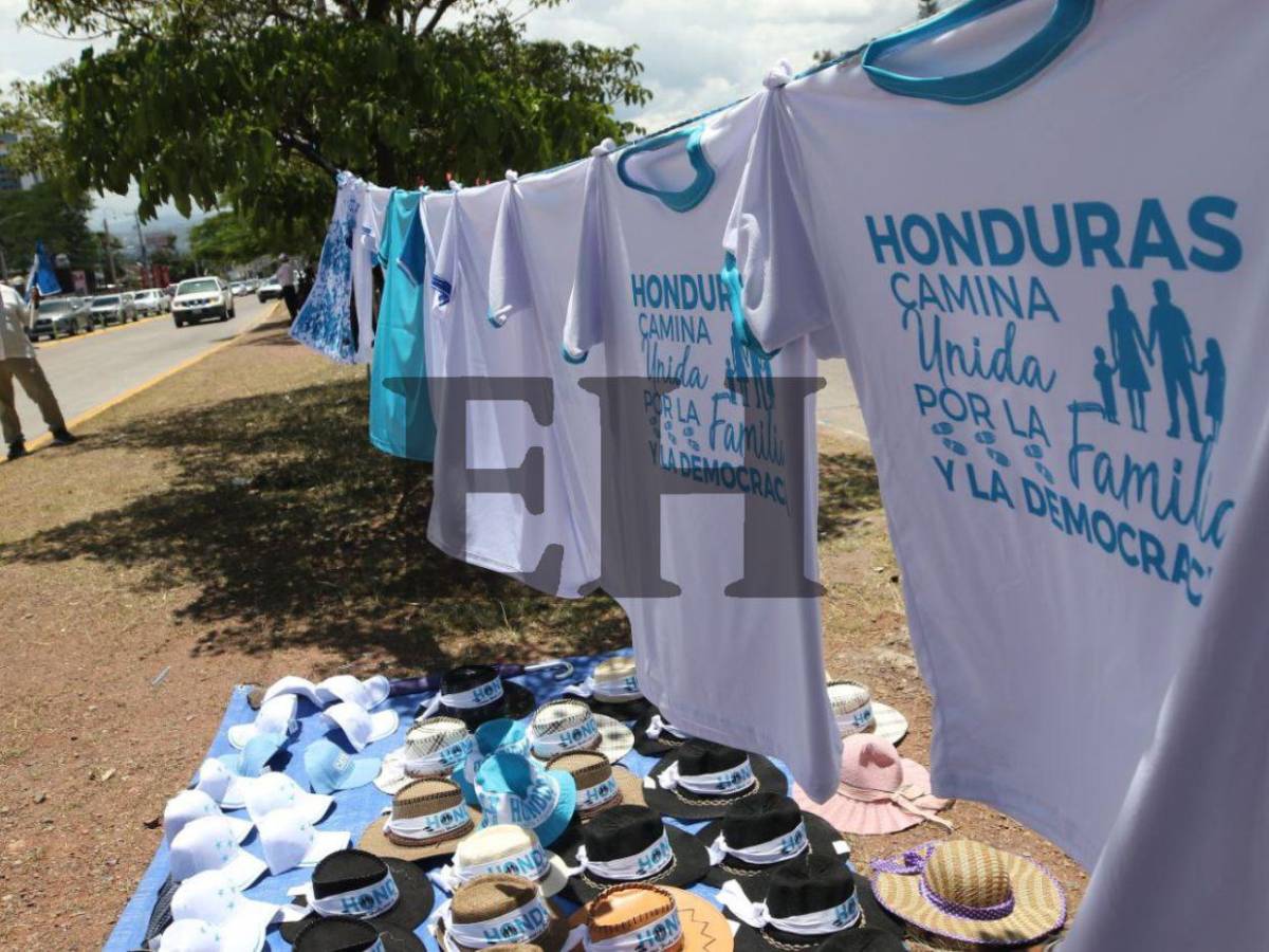 Miles participan en caminata religiosa por la unidad y la democracia en Tegucigalpa